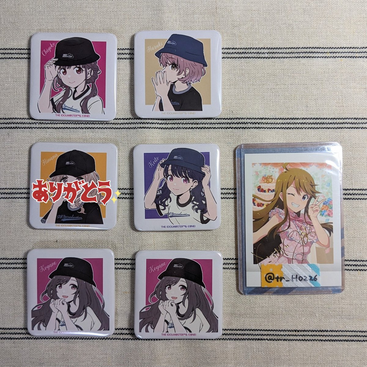 tr_H0226's tweet photo. 【交換】シャニ シャニマス

①LIVE FUN!! スクエア缶バッジ
譲）智代子 小糸 恋鐘2 はるき
求） 美琴＞愛依 結華

②一番くじ(オンライン)
譲）アクリルスタンド→めぐる 果穂
クリアフレームスタンド→灯織
求）アクスタ→円香 愛依

郵送希望 https://t.co/Ii3ztpE2bO