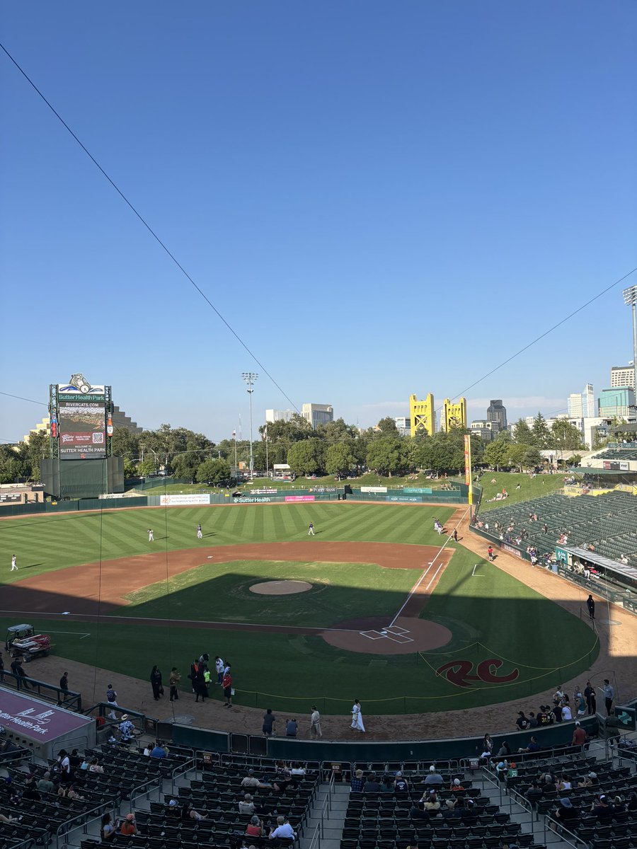 Back on the call for the <a href="/RiverCats/">Sacramento River Cats</a> while <a href="/ZackBayrouty/">Zack Bayrouty</a> slides to TV. Alex Cobb gets the start on rehab, nearing his return to the #SFGiants. Kris Bryant is also rehabbing with Albuquerque.

First pitch at 6:37!

📻: milb.com/sacramento/fan…