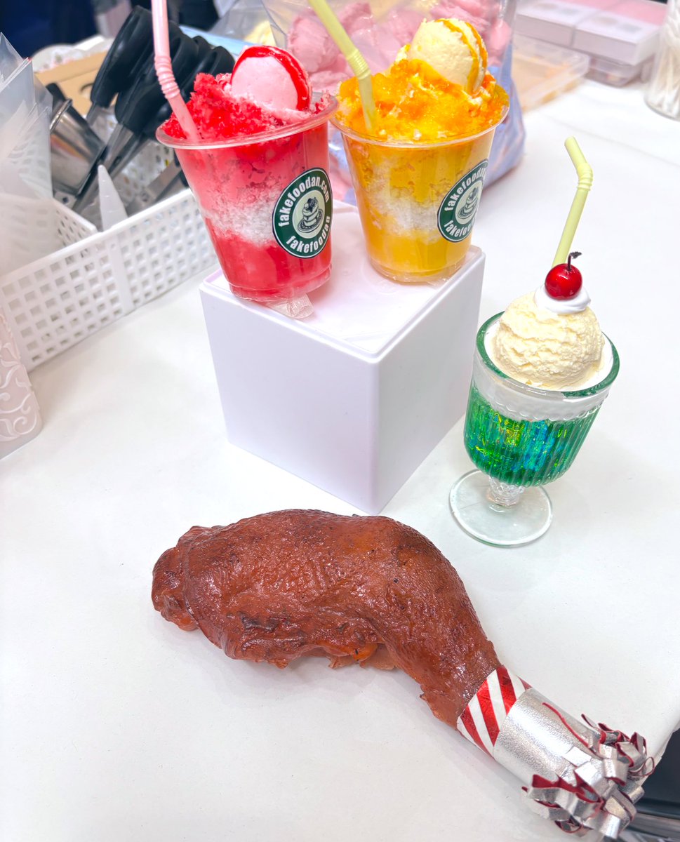 Sakaittusuuuuuu's tweet photo. てづくりマルシェ
               inサンロード青森✩.*˚

START→→→→→→してた！

#左は食品サンプルです
#右のわらび餅はおやつっす https://t.co/DObbS1U3gK
