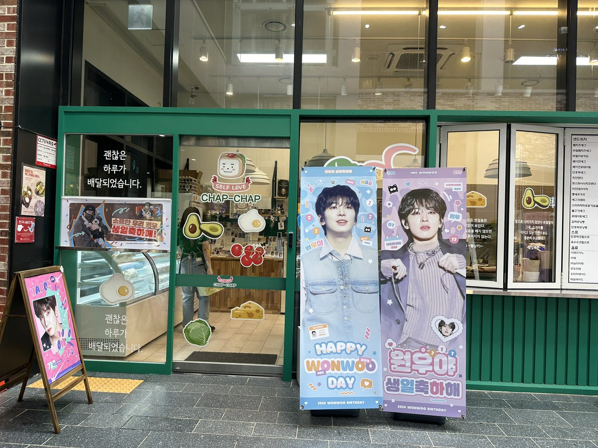 JIU_WON717's tweet image. 창원투어후기😶‍🌫️
샐럽찹찹에 @WonwooBar 이벤트 구경하다가👍원프들 남긴 따뜻한 메모들도 구경하고🥹

저녁 먹고 산책가다가 #전설 만남✨
#원우 이모님이랑 사촌동생분이 설이 산책시키고 계셨는데 원우가 아버님이 외로우실까봐 설이 데려왔다고 이모님이 얘기해주심ㅠㅠ진짜효자고양이잖앙🫳🐈‍⬛🥹