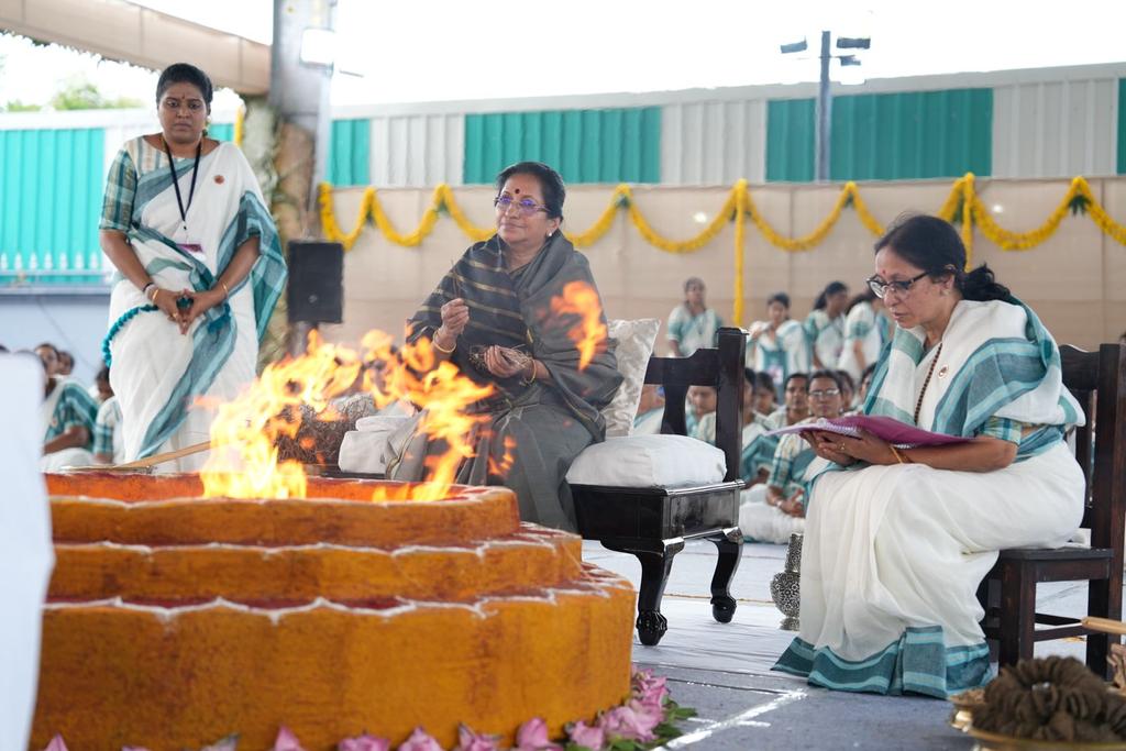 sushumnakriya's tweet photo. Spiritual Guru, Pujya Guruma @Aathmanandamayi performs 'The Sacred Yagna' in Chidambaram for world peace and the welfare of Sushumna Kriya Yogis, burning their karmas to uplift them spiritually https://t.co/RDDaCBAPaS