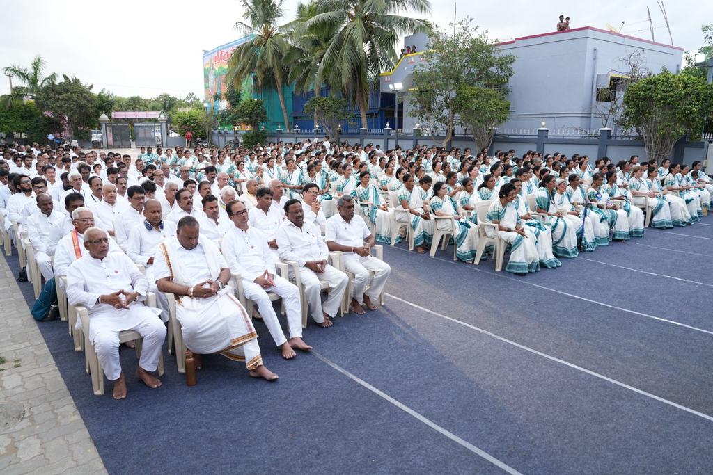 sushumnakriya's tweet photo. Spiritual Guru, Pujya Guruma @Aathmanandamayi performs 'The Sacred Yagna' in Chidambaram for world peace and the welfare of Sushumna Kriya Yogis, burning their karmas to uplift them spiritually https://t.co/RDDaCBAPaS
