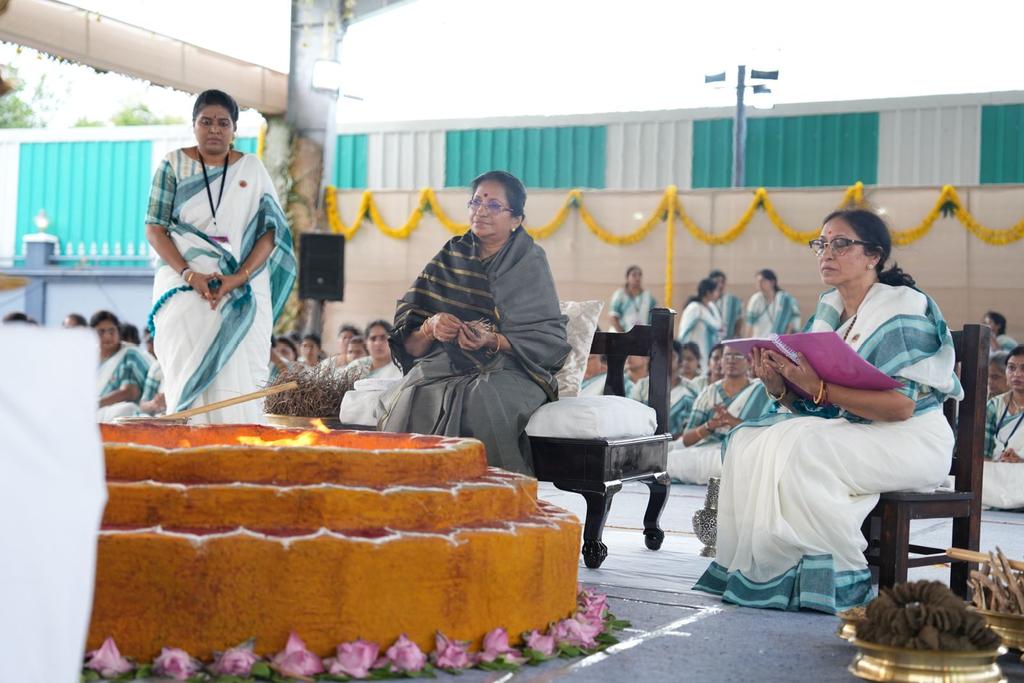 sushumnakriya's tweet photo. Spiritual Guru, Pujya Guruma @Aathmanandamayi performs 'The Sacred Yagna' in Chidambaram for world peace and the welfare of Sushumna Kriya Yogis, burning their karmas to uplift them spiritually https://t.co/RDDaCBAPaS