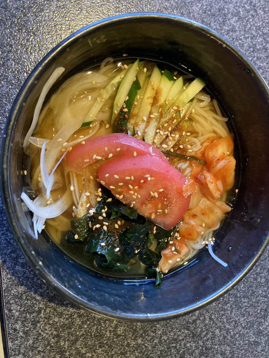 kaz24com's tweet photo. 撮影終わりに焼肉🥩
クーラー効いてて🚬も吸えて最高！
メニューには書いてないけど、ご飯大盛の値段で冷麺も付けられてお得。しかもめっちゃ美味い😄 https://t.co/qHuvyGn6UQ
