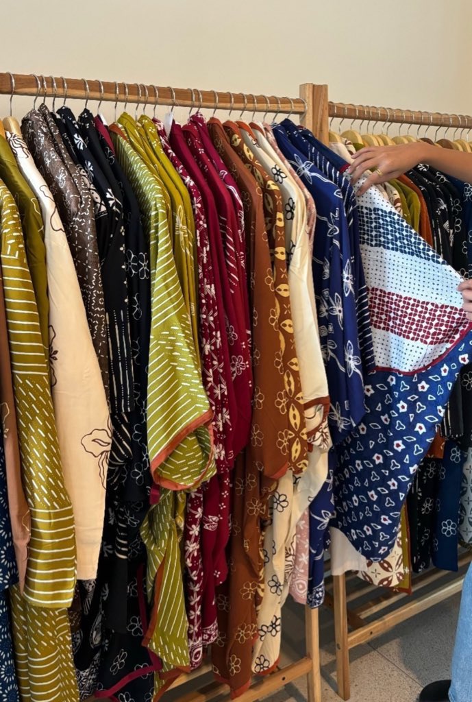 rayoffsunshinee's tweet image. menemukan toko batik lucu lucu bgt modelnya dari kulot outer blouse lengkap semua ada online dan offline store jg🥹💗