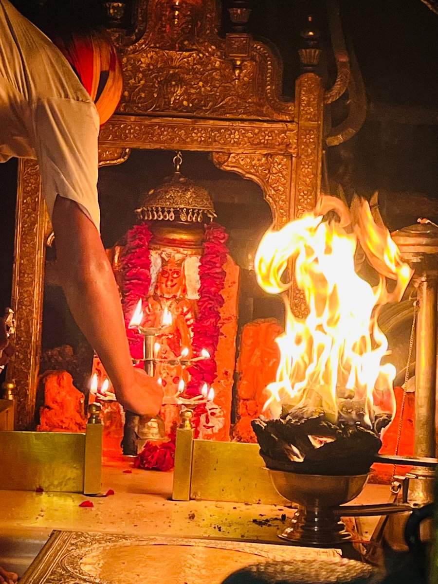 triptidaudsar's tweet photo. जिंदगी के सारे अहम पाठ पढ़ने के लिए और जीवन का मूल्य समझाने के लिए आपका बहुत बहुत धन्यवाद, और हमेशा जीवन में मार्गदर्शन देने के लिए एक रोशनी के सम्मान मेरे साथ रास्ता दिखाते हुए 🦅🙏 

आप हो तो में हूं। आपको गुरु पूर्णिमा पर मेरा दंडवत प्रणाम 🦅🚩🙏

#GuruPurnima https://t.co/yeEb1MPG8k