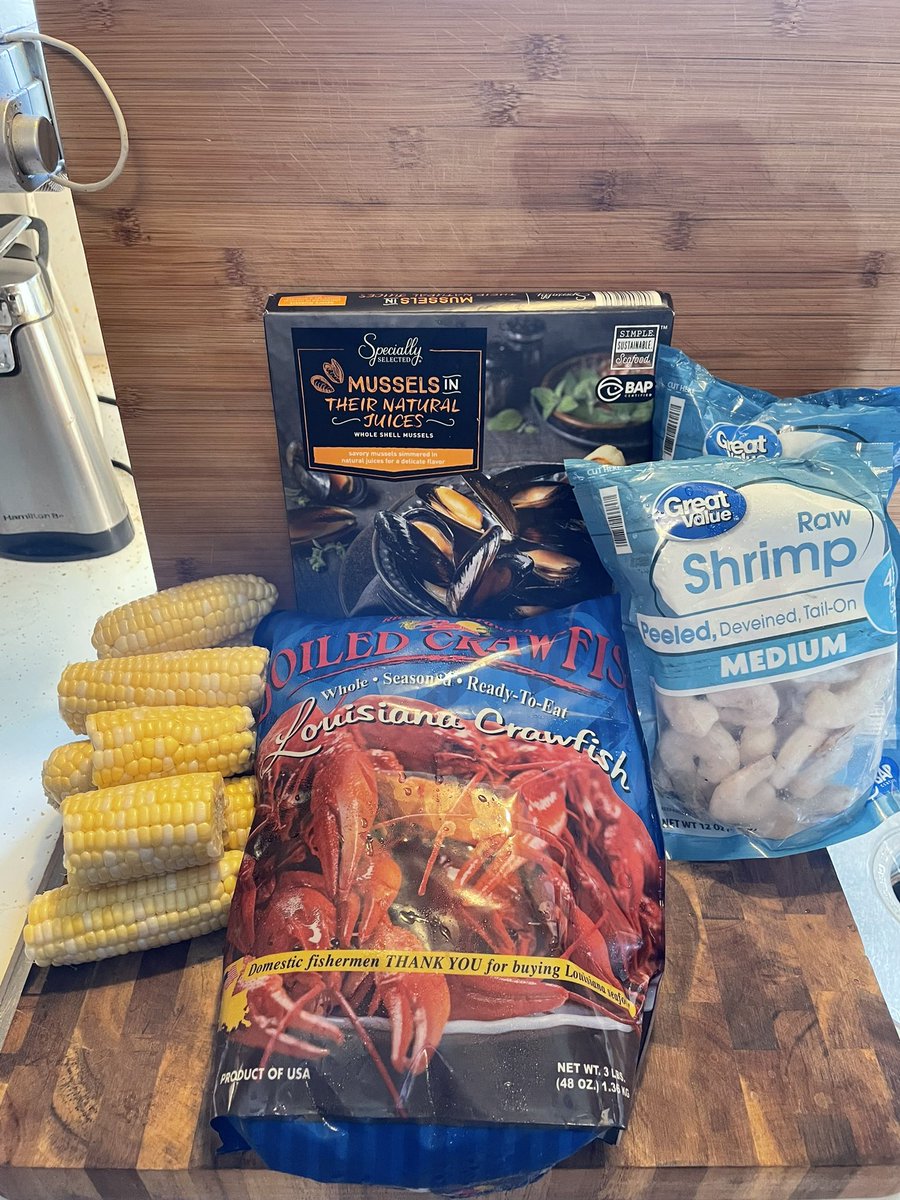 Oliver_Klozov's tweet image. Keith Kitchen - Crawfish Boil! Crawfish, shrimp, muscles, andouille sausage with potatoes, corn from the garden, carrots, celery, onion, garlic and a lot of “secret ingredients” 😉#crawfish #mudbug #creole #cajun #goodeats #keithkitchen