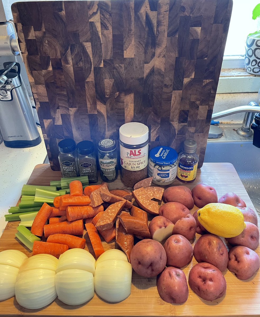 Oliver_Klozov's tweet image. Keith Kitchen - Crawfish Boil! Crawfish, shrimp, muscles, andouille sausage with potatoes, corn from the garden, carrots, celery, onion, garlic and a lot of “secret ingredients” 😉#crawfish #mudbug #creole #cajun #goodeats #keithkitchen