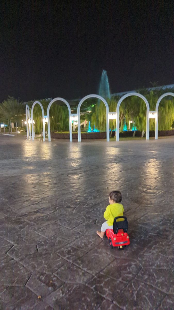 AimanPsikologi's tweet photo. Ada nampak pasal playground baru buka yang viral tu kan? Di Bangi Avenue Kingdom.

Sebenarnya, kawasan itu ialah lokasi kegemaran kami sekeluarga sejak awal pindah sini 2020 dulu.

Sini lah tempat anak-anak kami main skuter, kereta tolak, belajar.
 naik basikal dll. Termasuklah tempat mereka pertama kali belajar main baling selipar 😂

Sebab tempat nya tenang, malam pula cantik, makanan di sekeliling sedap-sedap. Memang port healing kami sekeluarga, kalau nak luang masa bersama.

Tetapi sejak taman yang viral itu dah siap, dan semakin ramai keluarga singgah (sehingga jadi padat dan sesak), ada satu perkara saya mula sedar...