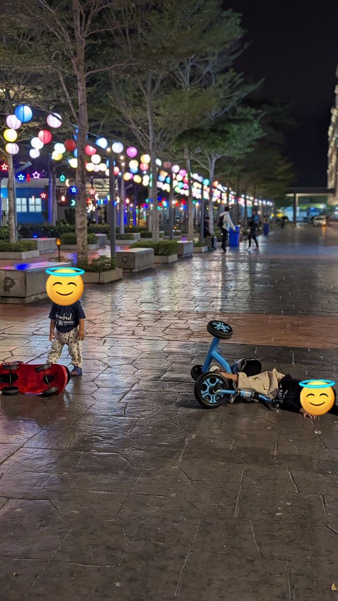 AimanPsikologi's tweet photo. Ada nampak pasal playground baru buka yang viral tu kan? Di Bangi Avenue Kingdom.

Sebenarnya, kawasan itu ialah lokasi kegemaran kami sekeluarga sejak awal pindah sini 2020 dulu.

Sini lah tempat anak-anak kami main skuter, kereta tolak, belajar.
 naik basikal dll. Termasuklah tempat mereka pertama kali belajar main baling selipar 😂

Sebab tempat nya tenang, malam pula cantik, makanan di sekeliling sedap-sedap. Memang port healing kami sekeluarga, kalau nak luang masa bersama.

Tetapi sejak taman yang viral itu dah siap, dan semakin ramai keluarga singgah (sehingga jadi padat dan sesak), ada satu perkara saya mula sedar...