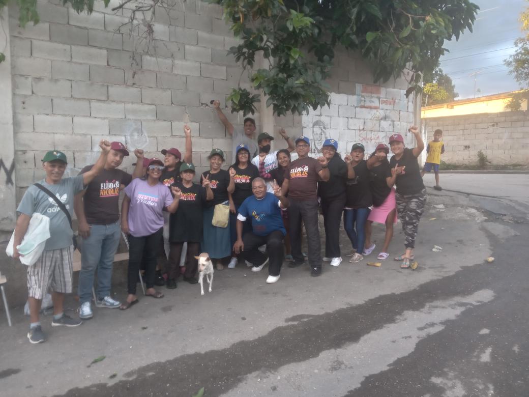 gelvispsuv's tweet photo. Casa x Casa en Colinas de Girardot III Naguanagua todos con Nicolas Maduro Presidente, el Gallo Pinto de Venezuela https://t.co/p3I8vT9gB5
