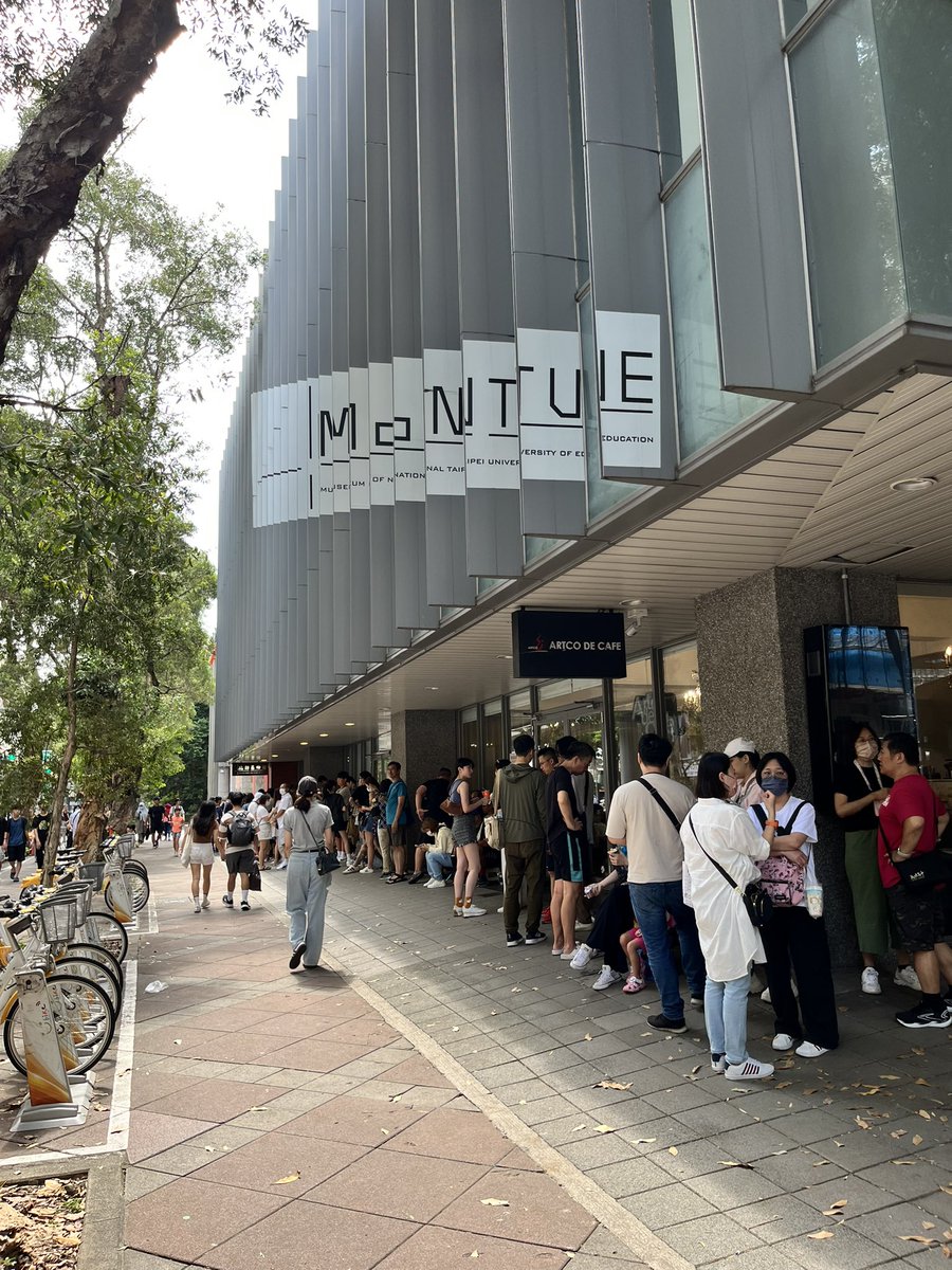 meow_mio's tweet photo. 噂には聞いていたが、開館30分前でこれ。一時間待って入れたら御の字です。
#張立人 #MoNTUE #北師美術館 #滑壘 https://t.co/M8ELJqCwwp