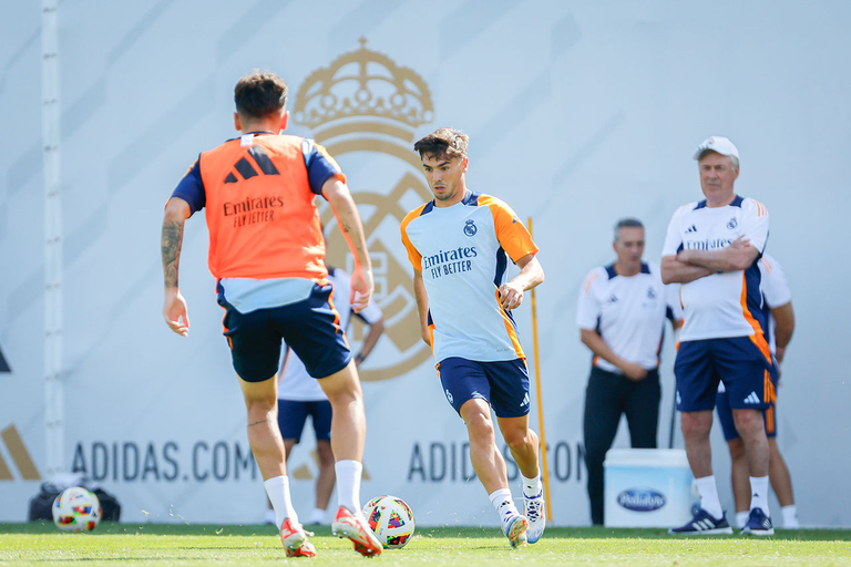 mitansports's tweet photo. Real Madrid ap prepare sezon l kif kif...
Anpil ekzèsis nan gym kou sou gazon, ak balon ou san balon, sou ti sifas tankou gwo sifas... Preparasyon l ye tout jan tout fason ..
#Halam https://t.co/TjcreRdLpQ