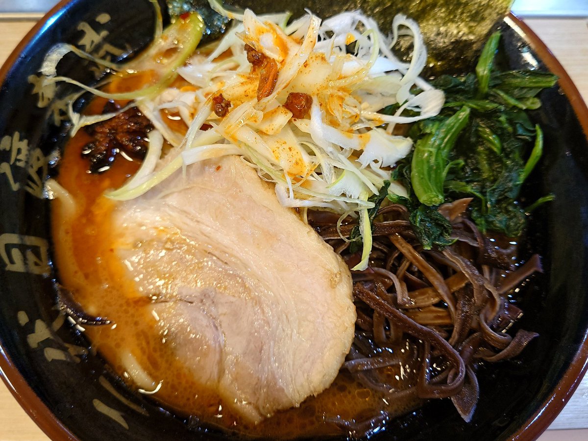 爆誕！！

10種のスパイスをブレンドした極上辣油！！！

『汁無し麻辣麺』＼(^o^)／！

＋100円で汁有りに出来ます！

スパイスパワーで暑い夏を乗り切ろう！！！