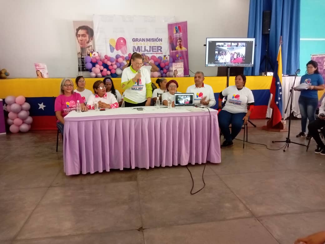 Entrega de títulos  a 453 nuevos bachilleres de la patria de la Gran 
misión Venezuela Mujer A través del programa Edúcate mujer.

¡Aragua Es Educación! 

#VenezuelaPintaBonito 
<a href="/NicolasMaduro/">Nicolás Maduro</a> 
<a href="/_LaAvanzadora/">Yelitze Santaella</a> 
@MPPEDUCACION 
<a href="/Soykarinacarpio/">Karina Carpio</a>