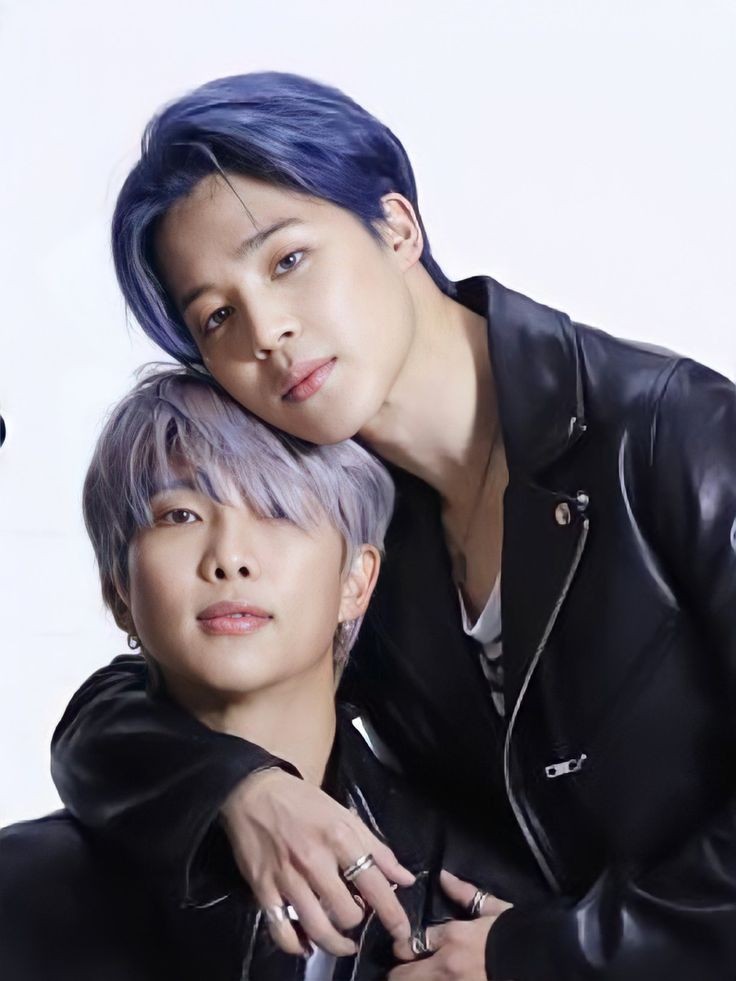 ✨️ O #JIMIN e o #RM são os únicos atos asiáticos a estrear no topo das paradas mundiais e europeias de músicas e álbuns do iTunes simultaneamente em 2024!