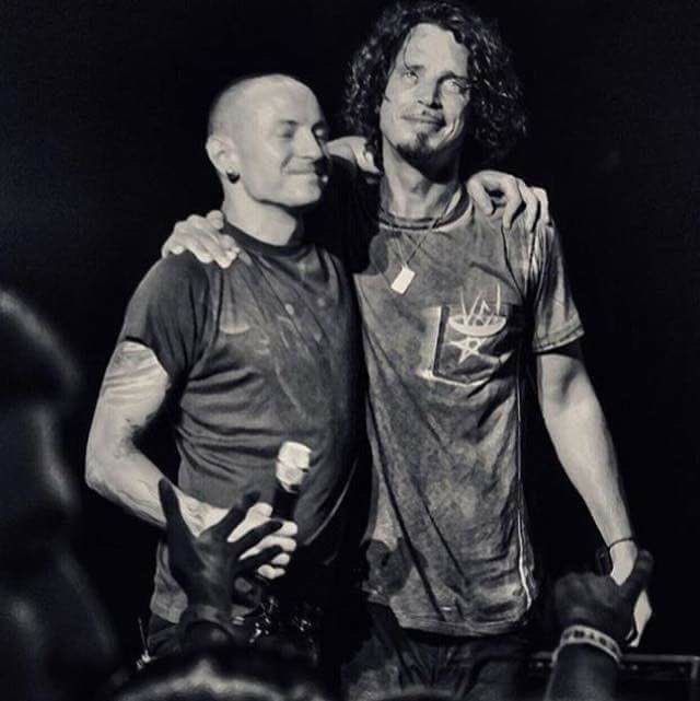 qrpress_'s tweet photo. 20 de julio, la fecha en que se recuerda el cumpleaños de Chris Cornell y la muerte de su gran amigo Chester Bennington #ChrisCornellForever #ChesterForever #ChrisCornell #ChesterBennington https://t.co/RIe8DMM0YB