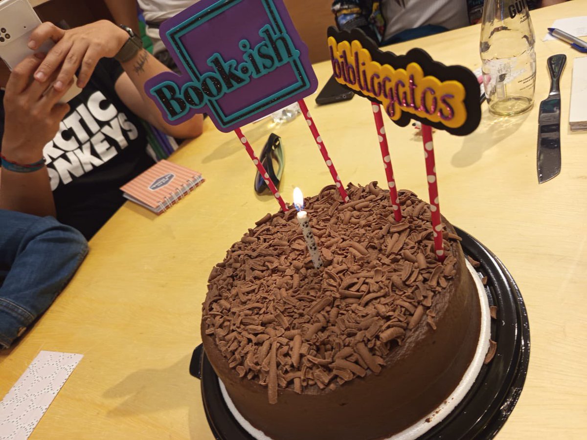 ✨ Felices de cumplir 6 años de Bibliogatos y 2 años de @bookish_giftbox 🎂
😻Gracias por hacer que este club sea un lugarcito seguro y divertido para leer sin límites y sin miedo. Aquí somos nosotros mismos y conocemos a personas que nos hacen sentir en casa 🏠