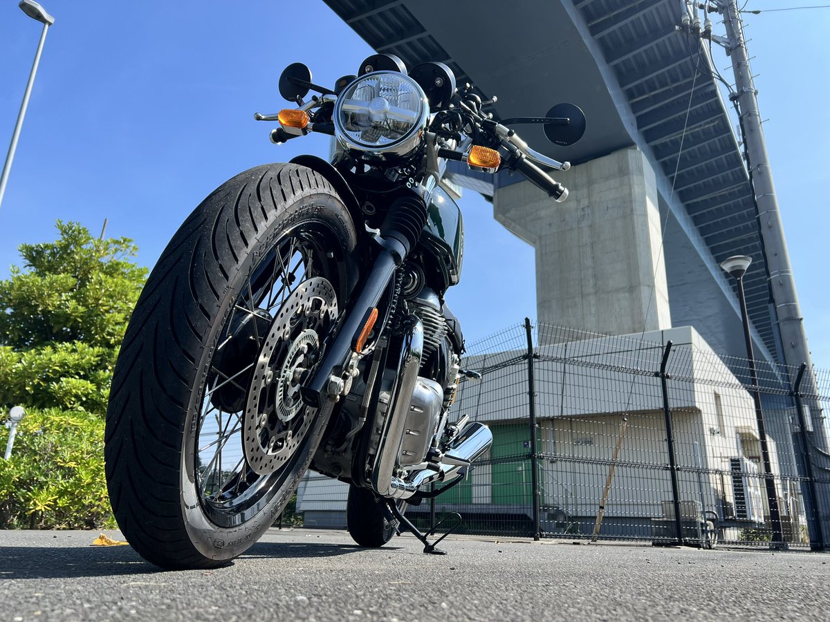 mitoconina's tweet photo. 4時には起きて出掛けるつもりが6時起床。濡れたバイクを拭き上げてから近場迄。
夏始まっちゃったねぇ❗️
#royalenfield #continentalgt650 #gt650 #650twin #ロイヤルエンフィールド #コンチネンタルGT650 https://t.co/8nEE62ZEuI
