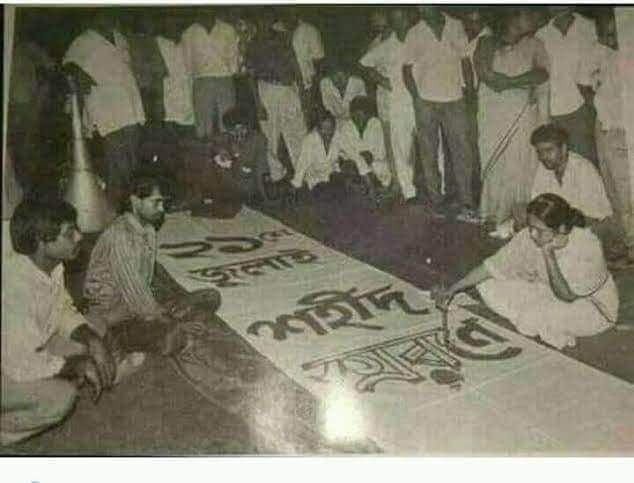 SujitKumar428's tweet photo. "কাষ্ঠসদৃশ বক্ষ তব 
লৌহ সম তব বাহু 
আজি 21শে তব ঋণ 
ভুলিব নাহি কভু।  
আ���ি এ শুভ লগ্নে 
শিরে ধরি তব নাম 
আজি একুশ স্মরণে 
জানাই শতকোটি প্রণাম। "
@MamataOfficial 
@ManasB_Official https://t.co/ebDMCrM6jk