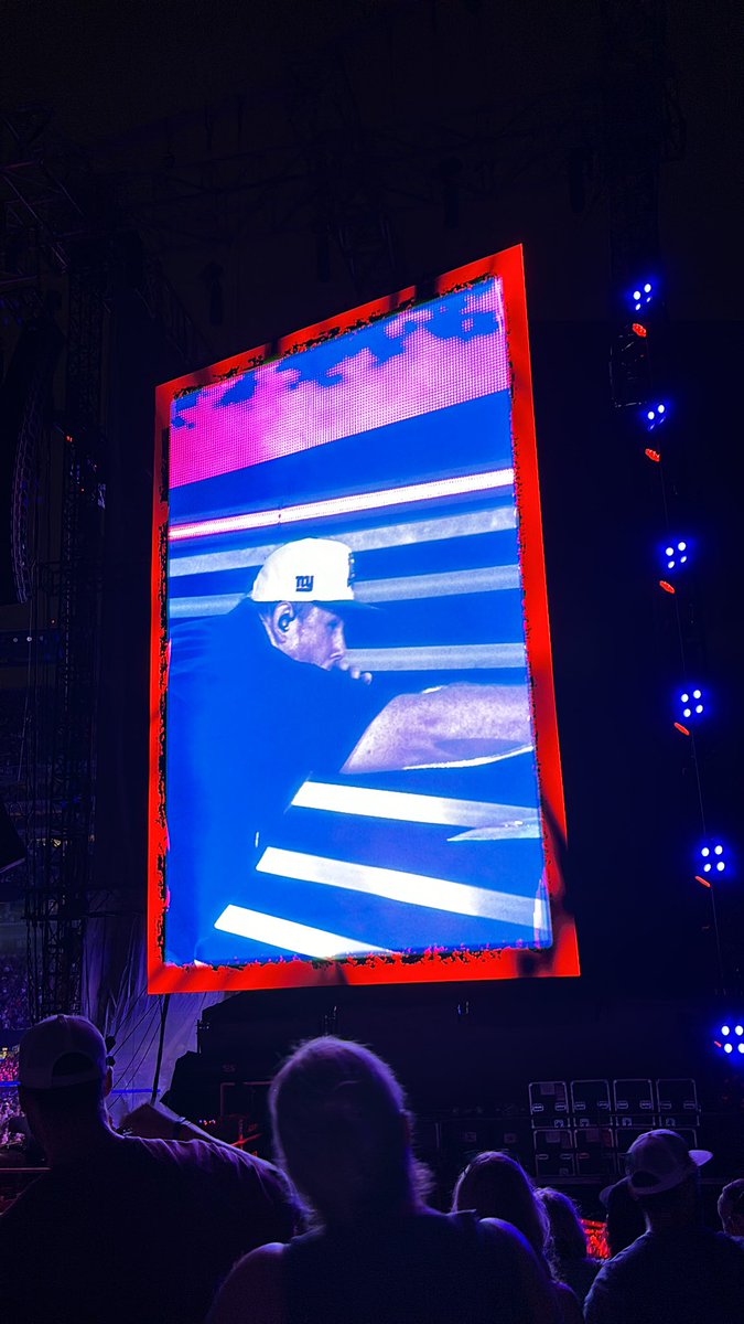 AndrewMoller13's tweet photo. Giants hat 👀🙌

@lukecombs #growinupandgettinoldtour https://t.co/i28ObziRHF