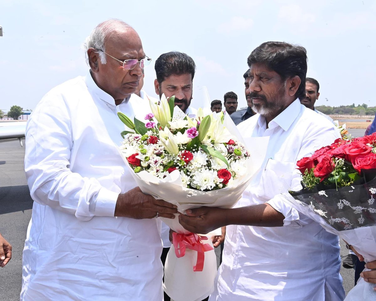 Bhatti_Mallu's tweet photo. Warm birthday wishes to Hon’ble Congress President Shri Mallikarjun Kharge ji. May he continue to lead with wisdom and dedication, inspiring us all towards a brighter future. @kharge #HappyBirthdayKhargeJi https://t.co/URXe4z3Fy6