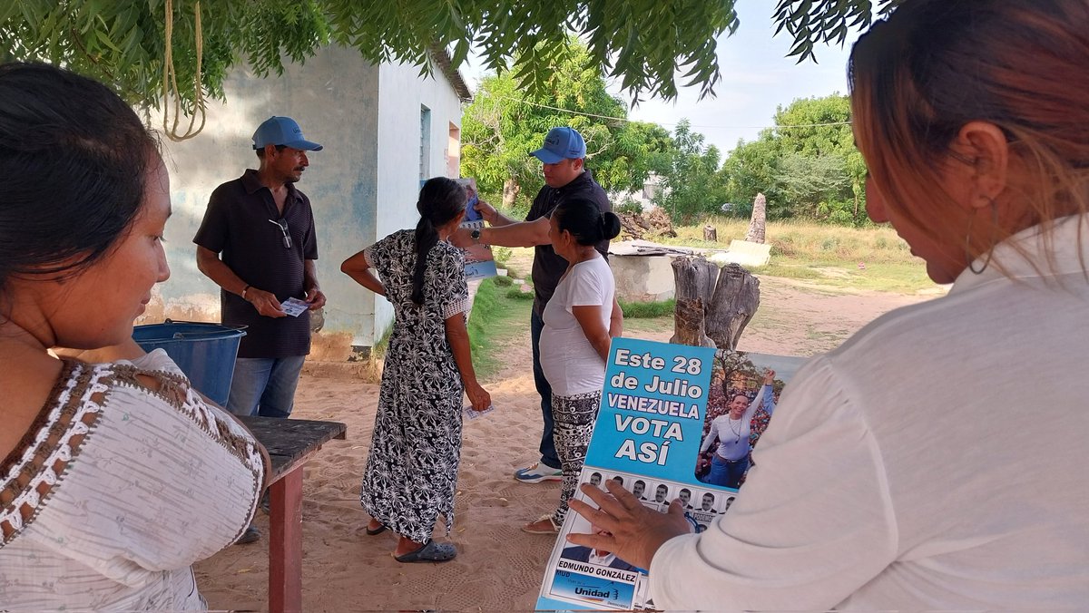 AlfredoABM's tweet photo. #20Julio. 
CasaXCasa en las Playas de la parroquia Ricaurte, impactando el Centro de Votación Manuel Angel Luzardo y Madre Maria Auxiliadora. Acompañado del equipo de activismo de @ADemocratica en Mara ¡VAMOS A GANAR! @PieroMaroun @ADOrganizacion_ @JuanCVelazcoQ https://t.co/rSj8ErBSyy