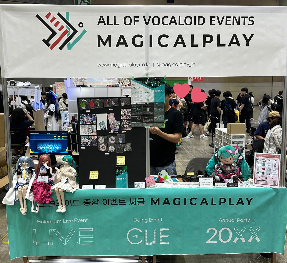 magicalplay_kr's tweet photo. 📢부스 참가 안내⭐️
매지컬플레이는 오늘도 서울코믹월드 부스 운영중!
A210/A211 부스에서 미쿠씨 구경하고 가세요🥰
오늘은 매지컬플레이2024 티저영상과 더불어
서클 홍보/안내책자도 무료배포중입니다🎶
#매지컬플레이 #마지프레 #magicalplay #マジプレ #서코 #코믹월드 #A210 #A211 https://t.co/iMx0aY46la