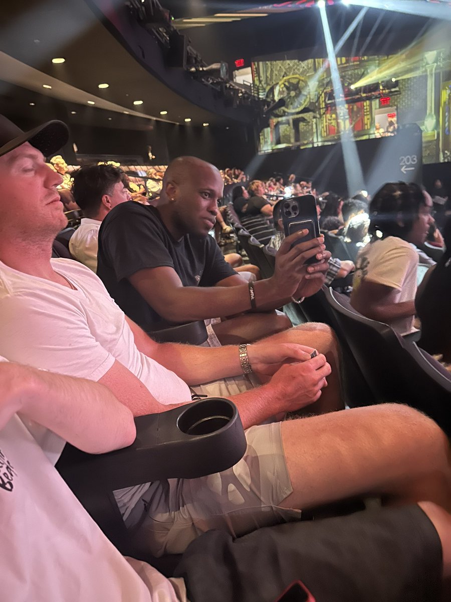 Professor_JayT's tweet photo. Ugly boys up 
#CrissAngelLive https://t.co/fNJB9SYS85