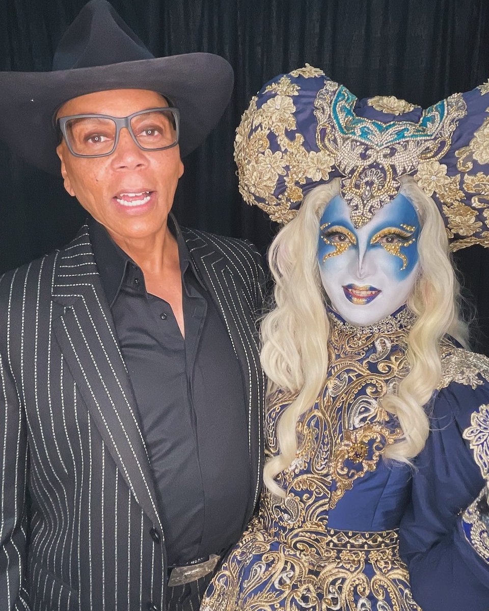 Todavía la alcancé… No cierto, la verdad no me esperaba estar en frente a <a href="/RuPaul/">RuPaul</a> el día de hoy 🥹 así que que fantasía y neta que orgullo vivirlo a lado de todos los que me inspiran y apoyan mi trabajo uwu