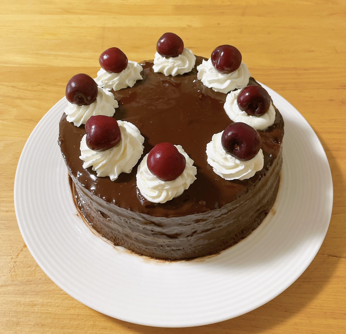 haruka_7110's tweet photo. お母さんのバースデーケーキ
幼少期に母が作ってくれたケーキの影響でチョコレートケーキにはアメリカンチェリーを乗せたくなる🍒 https://t.co/YhRiDSywWr