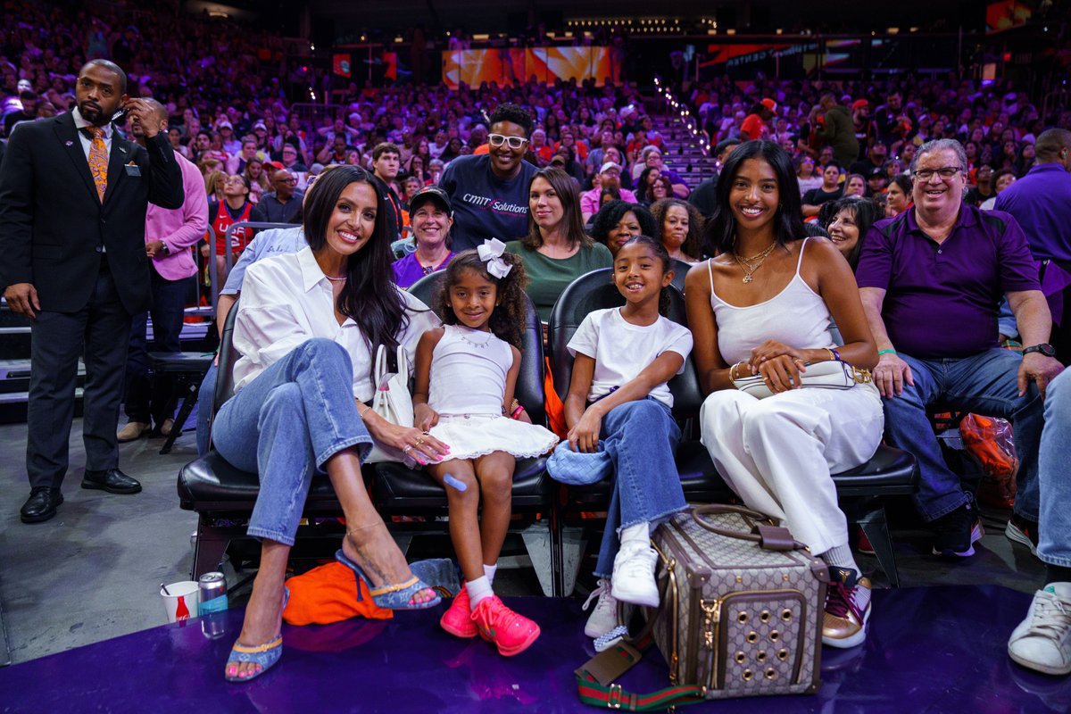 PhoenixMercury's tweet photo. The Bryants are in the building 🧡🐍 https://t.co/x7meZXH0gT