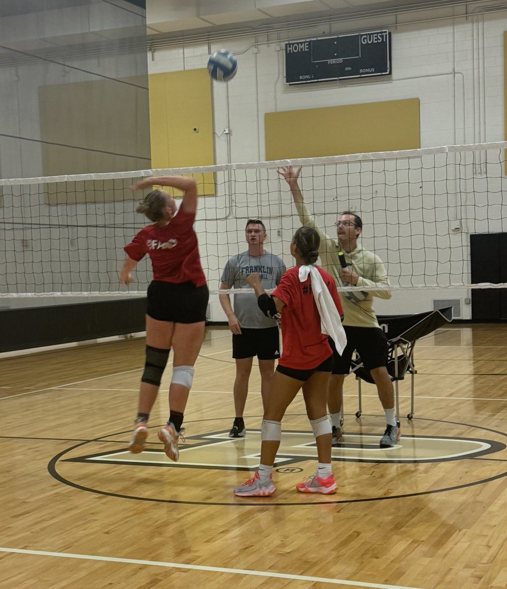 LafJeffVball's tweet photo. Day 2 of Purdue Camp 🟡⚫️
In 11 &amp; 1/2 hours of volleyball today, consistency, hustle, and hard work never lacked. Super proud of this group of girls for showing up today and continuing to learn and get better!

#FAMILY https://t.co/fXxMJJoHtt