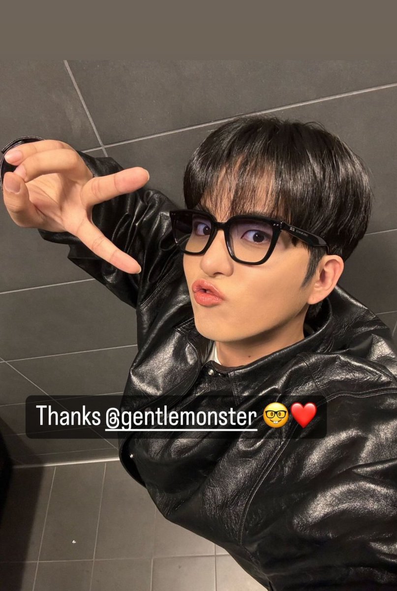 jonghoplanet's tweet photo. CRYING https://t.co/z9APkvxKtB