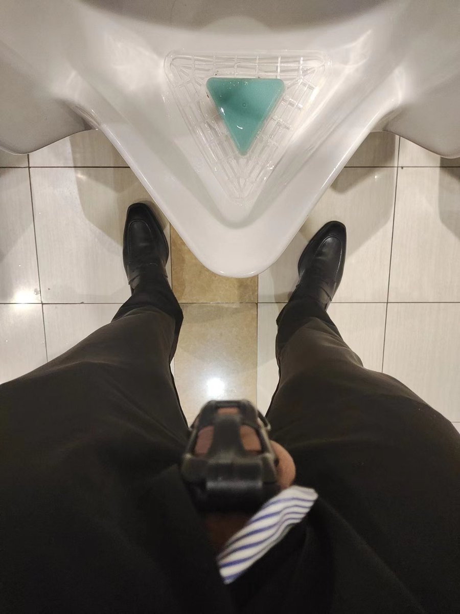 开档西裤 皮鞋 丝袜 锁
是不是你理想骚逼的穿搭？
#男士丝袜 #sheersock #fetish #chastity