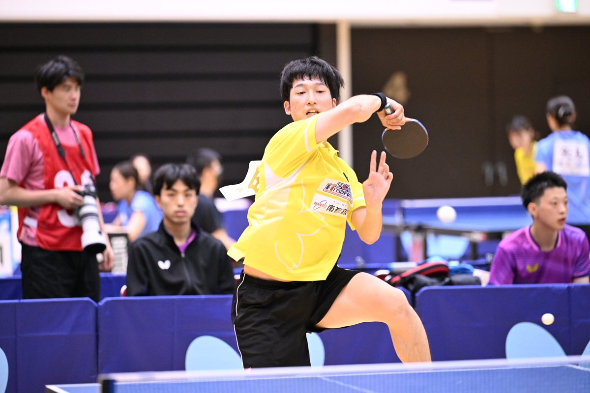 #バタフライ 第43回全日本クラブ卓球選手権大会最終日。
男子一般の部、バタフライ（株式会社タマス）の社員チーム・蝶友クラブ（東京）の準々決勝、ETTC（奈良）をストレートで下してベスト4進出。
※写真は蝶友クラブの共田、高杉、ETTCの亀田

#蝶友クラブ #卓球 #クラブ選手権 #卓球レポート