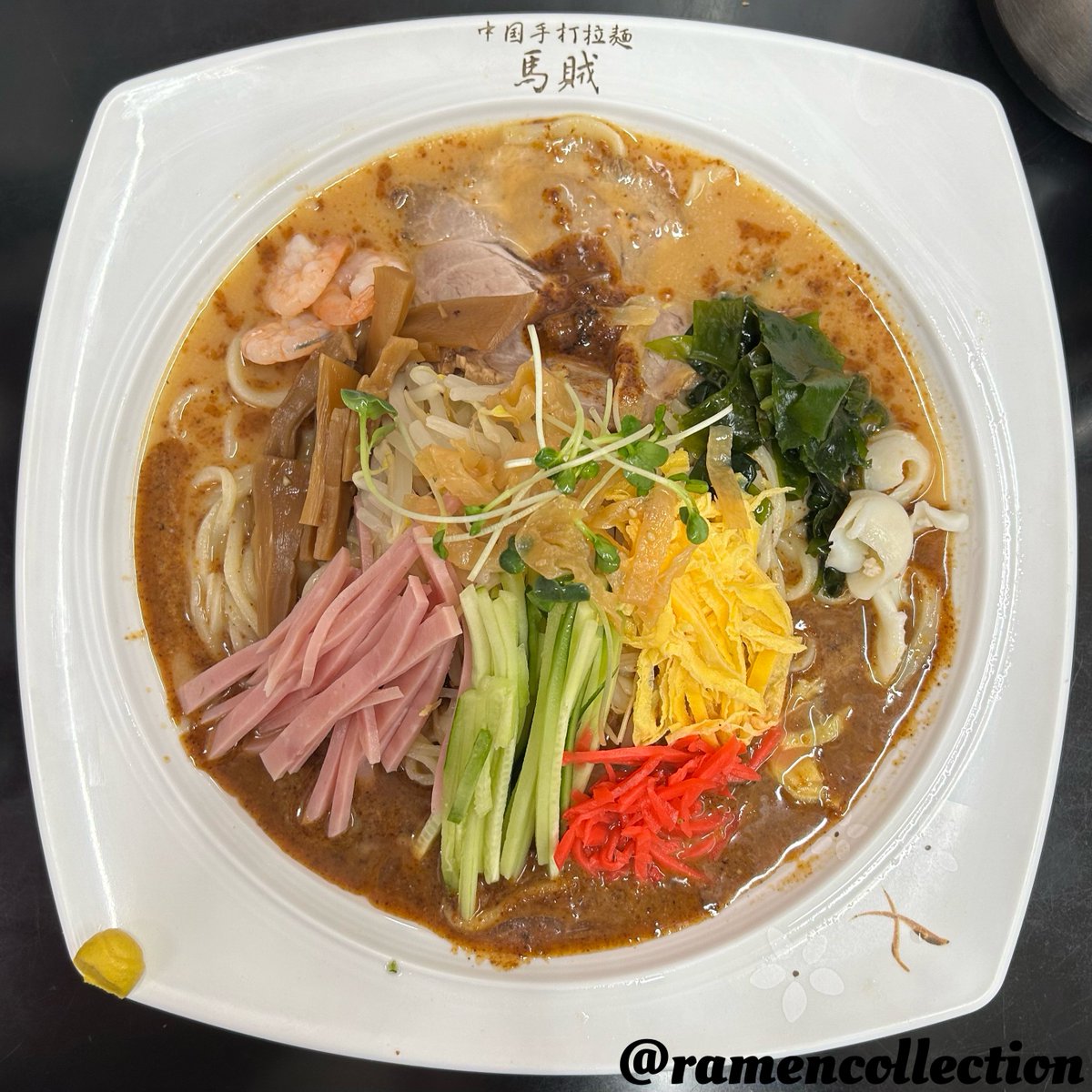 ramencollection's tweet photo. 「拉麵」の「拉」は
「引っ張る」を意味する。

日本のラーメンは殆どが
押して 切られた麺だが
ここの麺は「拉麵」。

手延べの手打ち麺は
硬めでコシも強い強靭な食感で
甘酸っぱくピリ辛なゴマだれが
ひんやり爽やかな一杯。

【期間限定】馬賊冷やし中華
#中国手打拉麺馬賊 #馬賊 #冷やし中華 https://t.co/0HDyLKZf7t