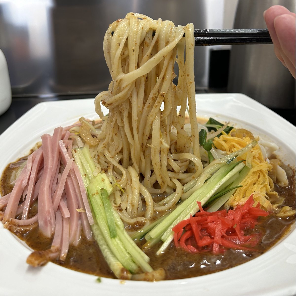 ramencollection's tweet photo. 「拉麵」の「拉」は
「引っ張る」を意味する。

日本のラーメンは殆どが
押して 切られた麺だが
ここの麺は「拉麵」。

手延べの手打ち麺は
硬めでコシも強い強靭な食感で
甘酸っぱくピリ辛なゴマだれが
ひんやり爽やかな一杯。

【期間限定】馬賊冷やし中華
#中国手打拉麺馬賊 #馬賊 #冷やし中華 https://t.co/0HDyLKZf7t