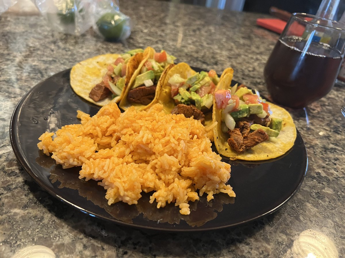 FloofSaber's tweet photo. Boyfren Dog made Arrachera Tacos for dinner! https://t.co/KiiUuQdD5A