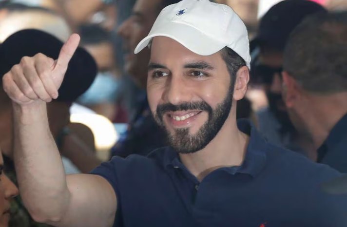 Frankzm's tweet photo. @nayibbukele Así de grande es Bukele. https://t.co/CKX7HTPJa6