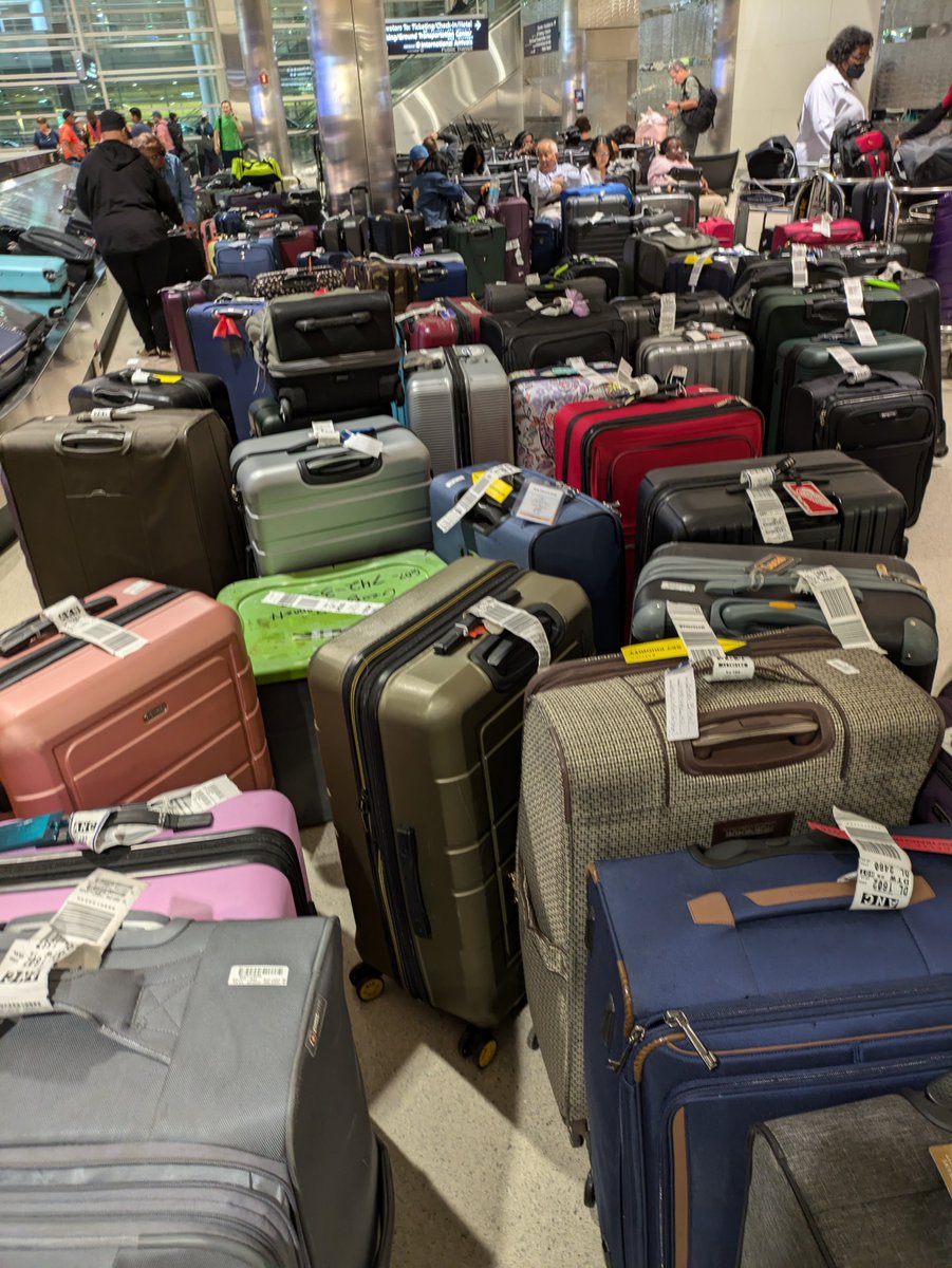 SIAShew's tweet photo. @Delta it's a cluster in DTW.
Employees are doing their best, but yikes! https://t.co/vbLP7UECj1