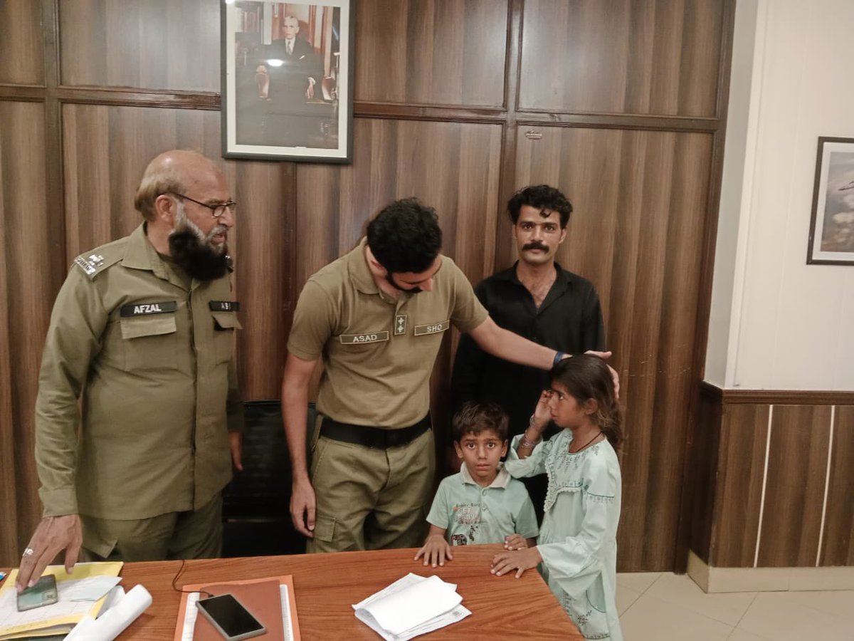 اسد اویس صاحب SHOتھانہ کینٹ سرگودھا کی یہ تصویر نہیں بلکہ اُن کا اخلاق اور کردار کی عکاس ہے 
اکثر پولیس افسران تصویر وں میں کرسی پر بیٹھے نظر آتے ہیں اس نے دل جیتا ہے بچے گمشدہ تھے اسد اویس نے بچوں کو ڈھونڈنے کے لیےخصوصی ٹیم تشکیل دی، الحمدللّٰہ بچوں کو ڈھونڈ کر بحفاظت انکے