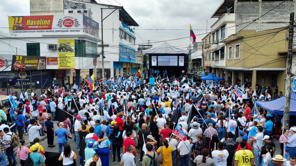 ElDatoEcua's tweet photo. #Urgente “¡HAY QUE SEGUIR LA LUCHA HASTA QUE EL PODER DE LA GENTE VUELVA A USTEDES!”

“A seguir en esta lucha hasta que #ElPoderDeLaGente vuelva a ustedes: niños, hombres, mujeres, ancianos, personas con discapacidades”, manifestó la presidenta de la Revolución Ciudadana Luisa González, durante la  renovación de la Central Histórica en Guayaquil.