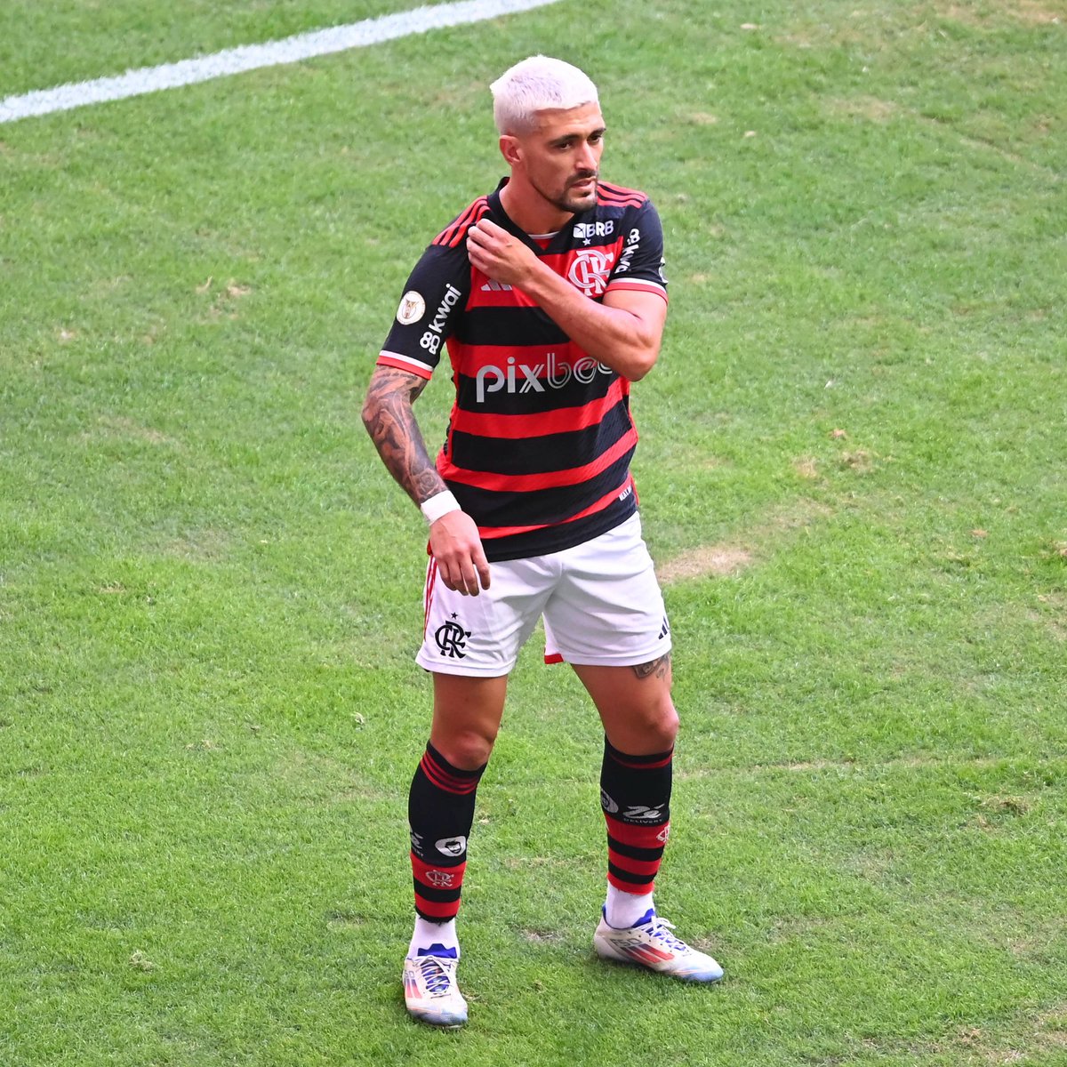 SofascoreBR's tweet photo. 🔎 Arrascaeta entre todos os meias que disputaram o @Brasileirao desde 2019:

1º em Nota Sofascore (7.49)
1º em assistências (48)
1º em participações em gols (81)
1º em grandes chances criadas (73)
1º em pênaltis sofridos (6)
1º em ações na área adversária (362)

🇺🇾🪄 https://t.co/aK9MnZRuDm