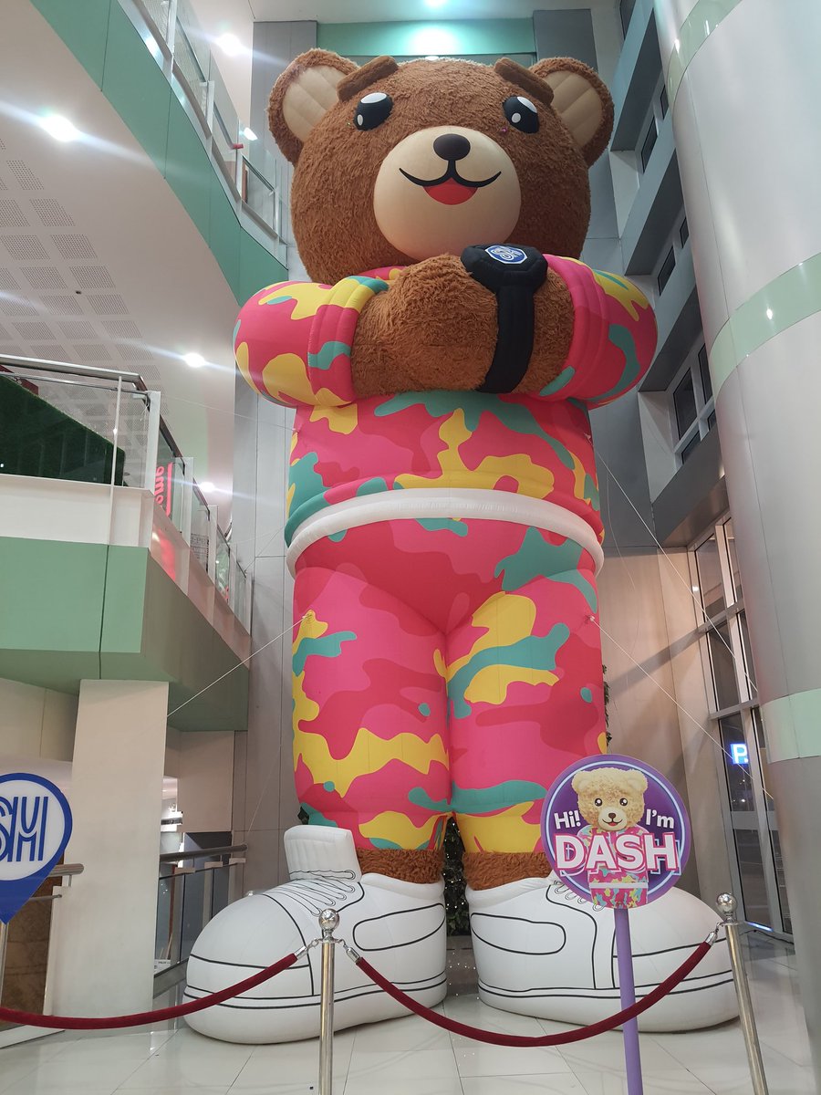 thehori7onbibe's tweet photo. This giant bear in @SMDasmarinas, feeling ko pinangalan talaga 'to sa pre-debut ng @HORI7ONofficial eh, gumawa ba naman tayo ng pinakasuccessful na fansigning event hahahaha. Cutie!

#HORI7ON #호라이즌 #DASH https://t.co/BFWrDJrEpc