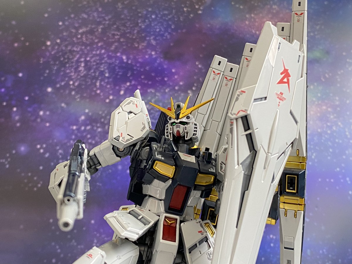 C_Horie's tweet image. 誕生日には少し早いけど、Vガンダムのプレゼントをいただきました！
義弟クン、ありがとう！😊

はるか昔に買ったガンプラはパーツは一色のみ、出来上がってもろくなポーズが取れず直立不動なままだったけど、今のガンプラはマジすごい！バンダイ、マジすごい！
#ガンプラ #vガンダム #realgrade