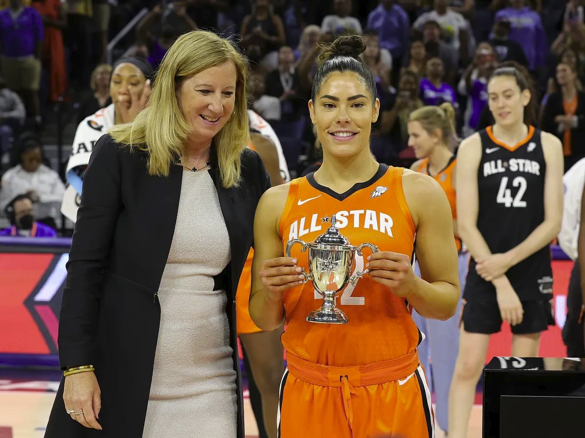 cjzero's tweet photo. Kelsey Plum brought real change to Arike's ASG MVP 😂 https://t.co/RpojntrUBu
