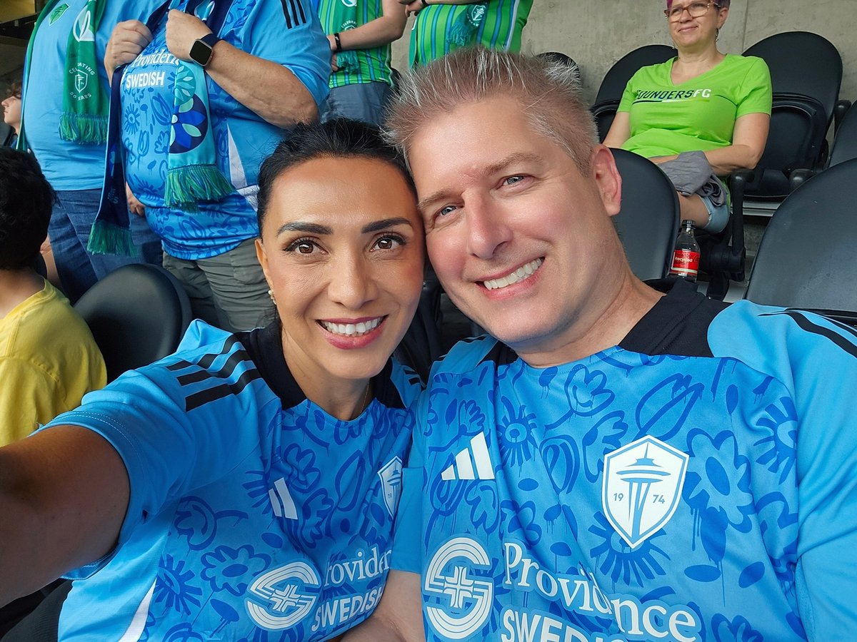 larisaldp's tweet photo. #soundersmatchday #sounders #gosounders #matchday https://t.co/vyWPGjFVyQ