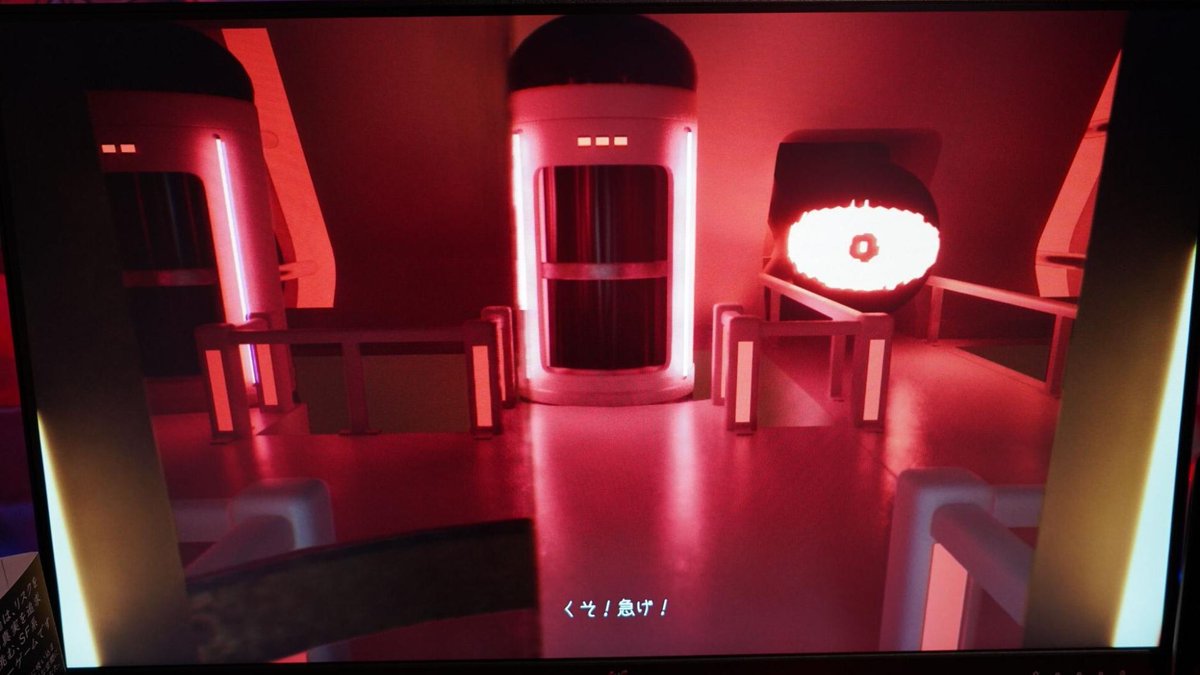 GameMakersJP's tweet photo. 元AAAタイトルのプランナーが開発するSFアドベンチャー『Ex Nihilo』。本作のアイデアは、ホラーゲームで脅威が過ぎ去るまで何もできない不満から生まれた【BitSummit Drift】
https://t.co/hGlsbTOYUX

巨大な目をもつ生命体に見つからないよう建物を探索。プレイヤーが目を細めると敵の視界も狭まる https://t.co/ntjYtct5h8