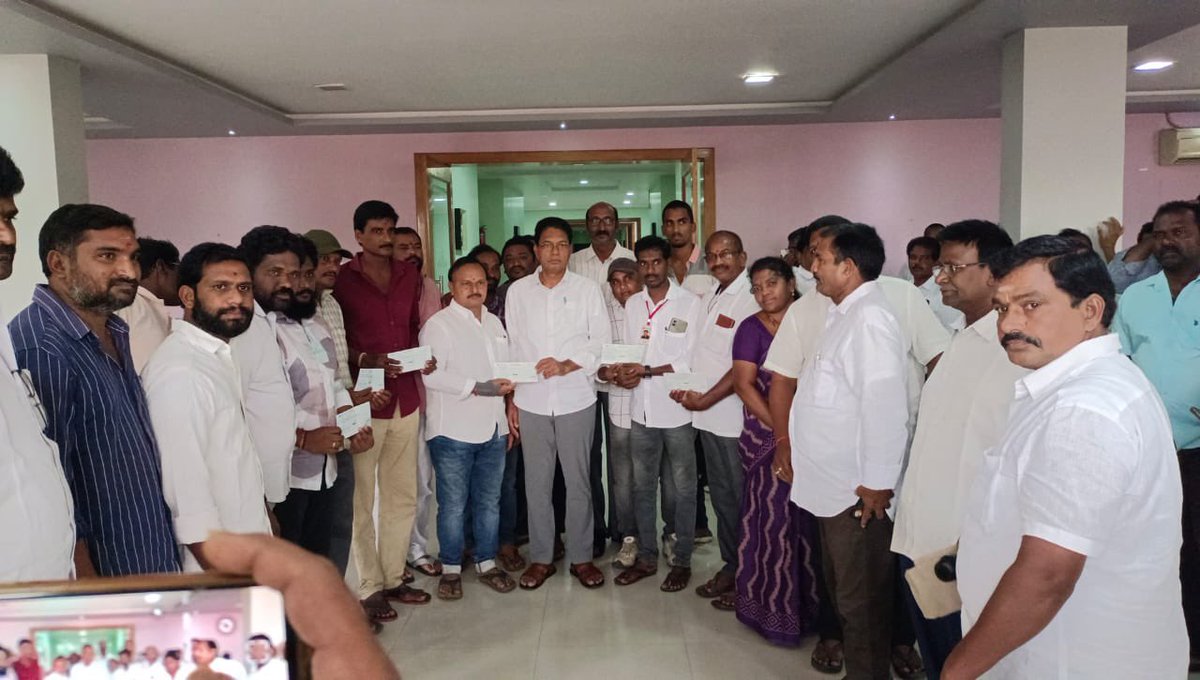 DevaVaraPrasaad's tweet image. డా.బి.ఆర్.అంబేద్కర్ కోనసీమ జిల్లా రాజోలు నిజోజకవర్గంలో జనసేన పార్టీ ప్రమాద భీమా చెక్కులను అందచేసిన శాసనసభ్యులు శ్రీ దేవ వరప్రసాద్ గారు!

#jspactivemembership #jspmembershipdrive